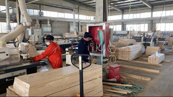 凌城镇对节后复工复产木制品加工企业 进行安全检查